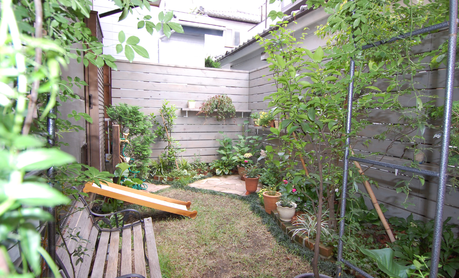 ヨーロピアンクラシカルを着こなす庭。相模原のエクステリア外構ガーデンならライモン